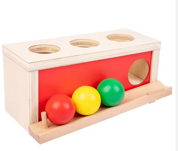 Montessori tárgyállandósági doboz, 3 labdával, golyó csúszdával