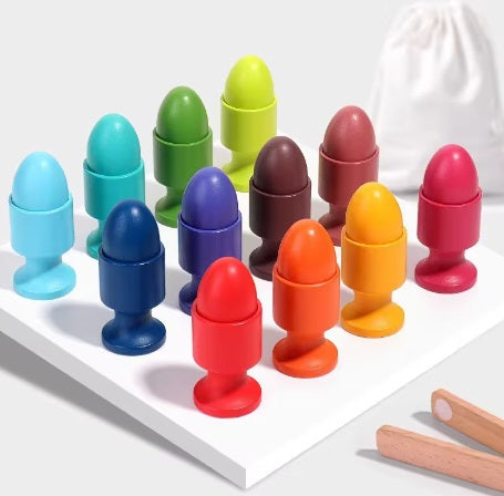 Montessori válogató játék. 12 db színes tojás , csészével